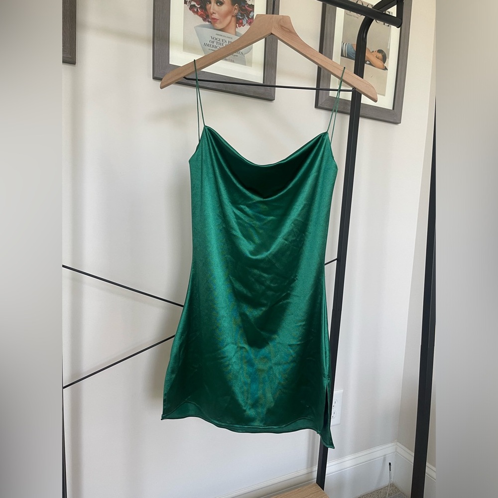 Mini dress in green with slits on the side